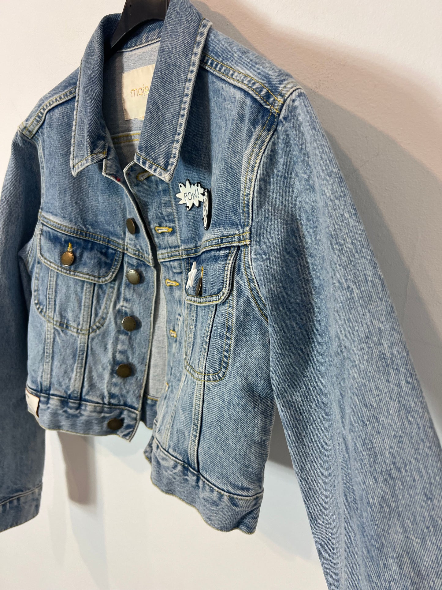 MAJE. Cazadora denim chapas T.36