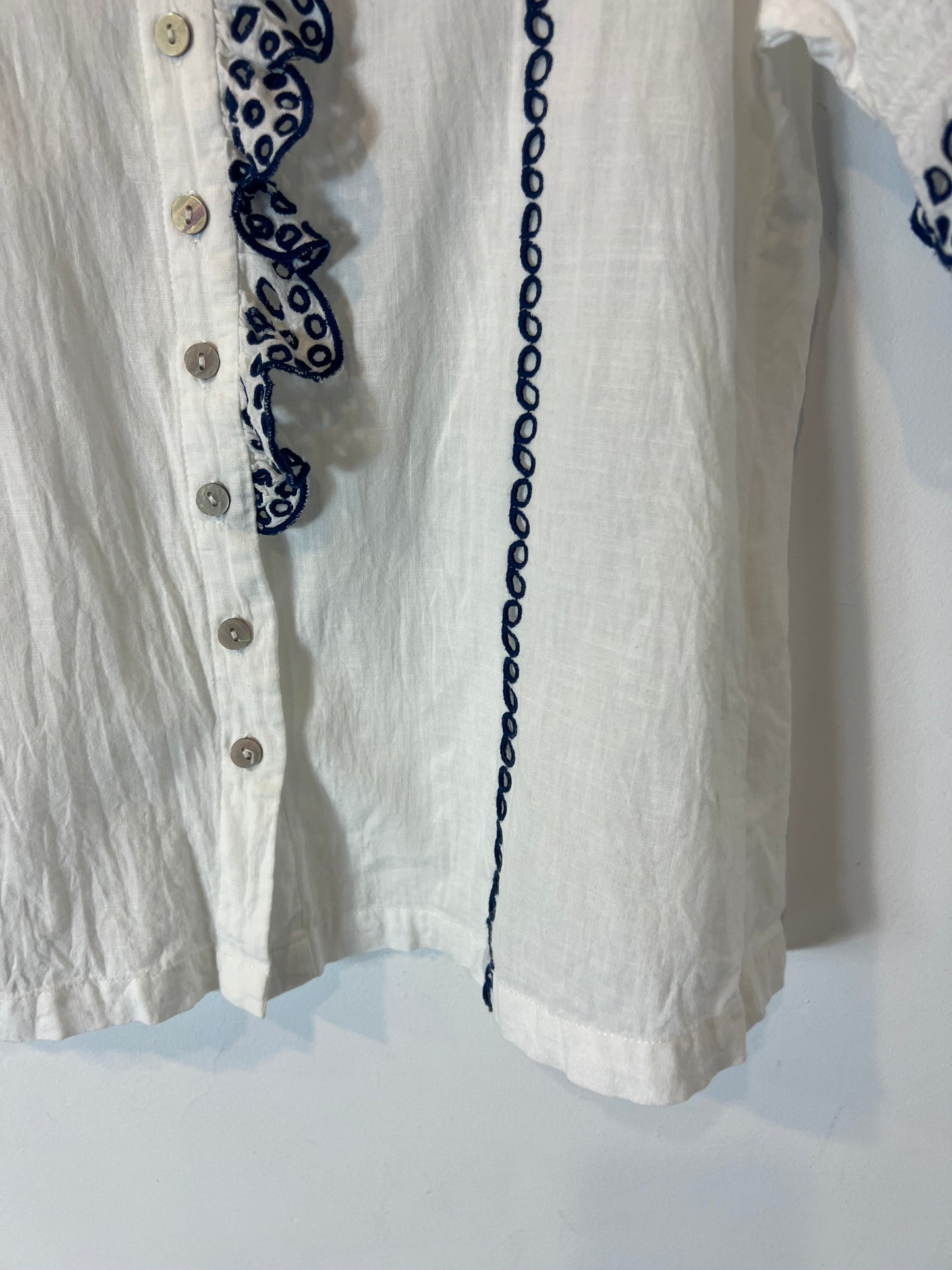 MONPIEL. Blusa blanca bordados azules. T S/M