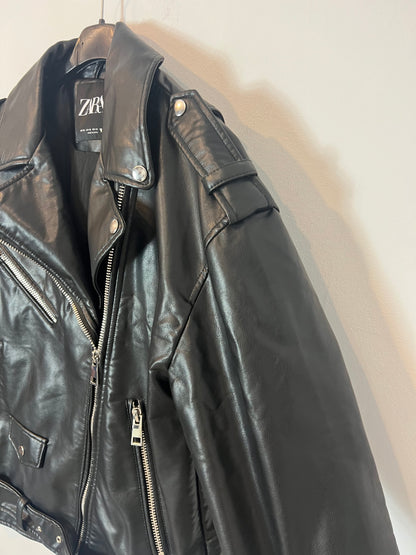 ZARA. Biker negra efecto piel.  XS