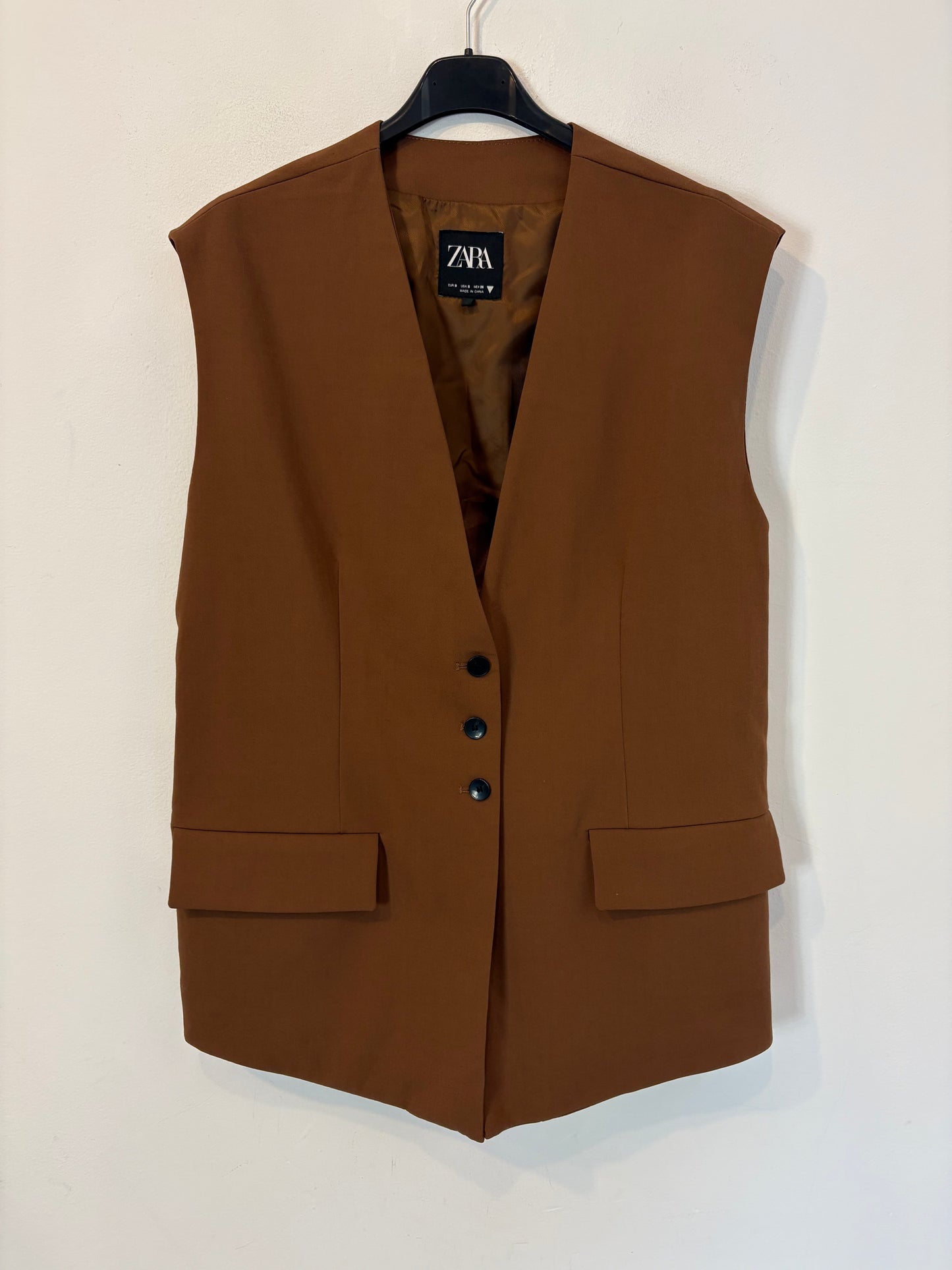 ZARA. Chaleco marrón abotonado
