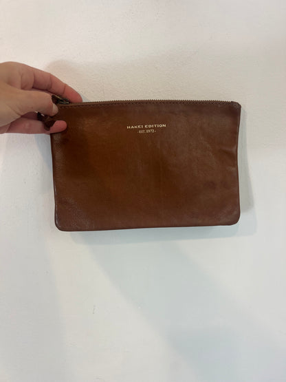HAKEI. Cartera de mano piel