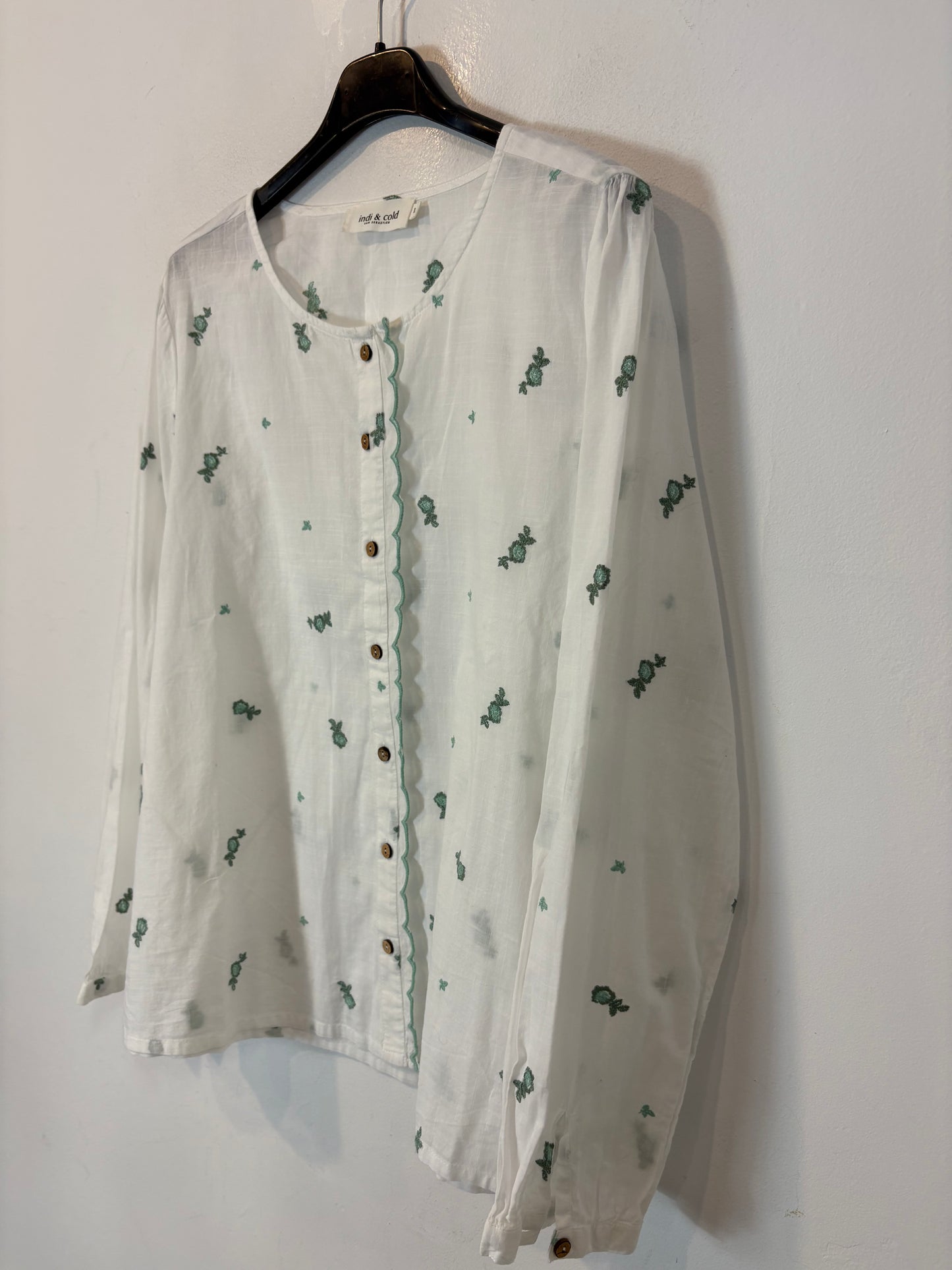 INDI & COLD. Blusa blanca algodón bordados