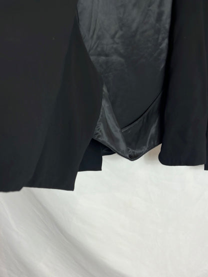 ZARA. Capa negra con chaleco interior. T XL