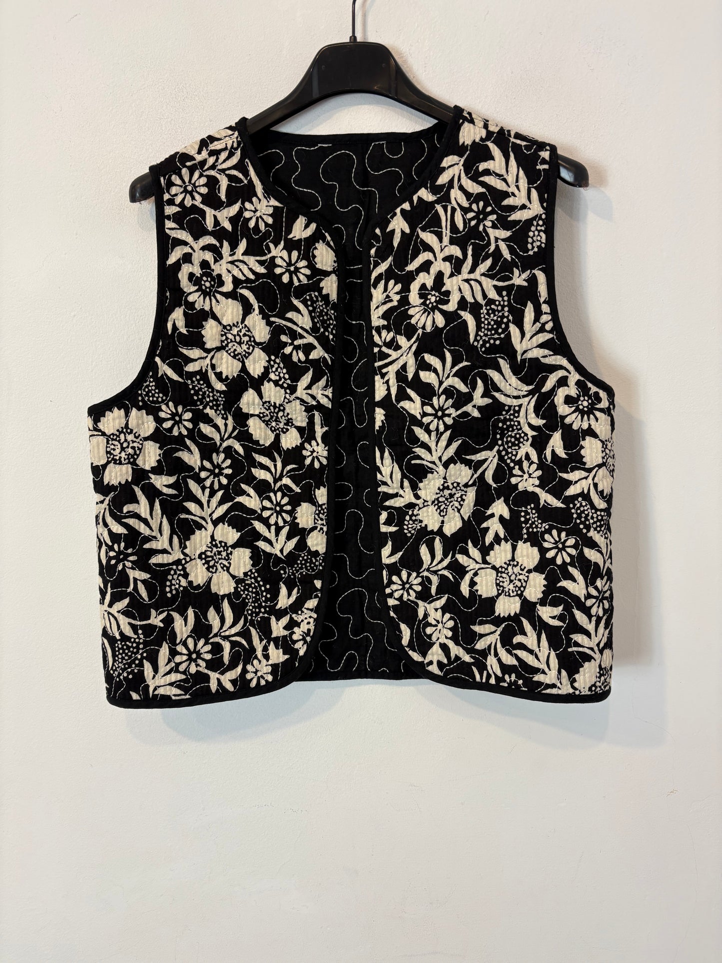 OTRAS. Chaleco negro bordados