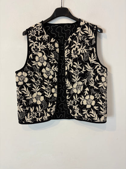 OTRAS. Chaleco negro bordados