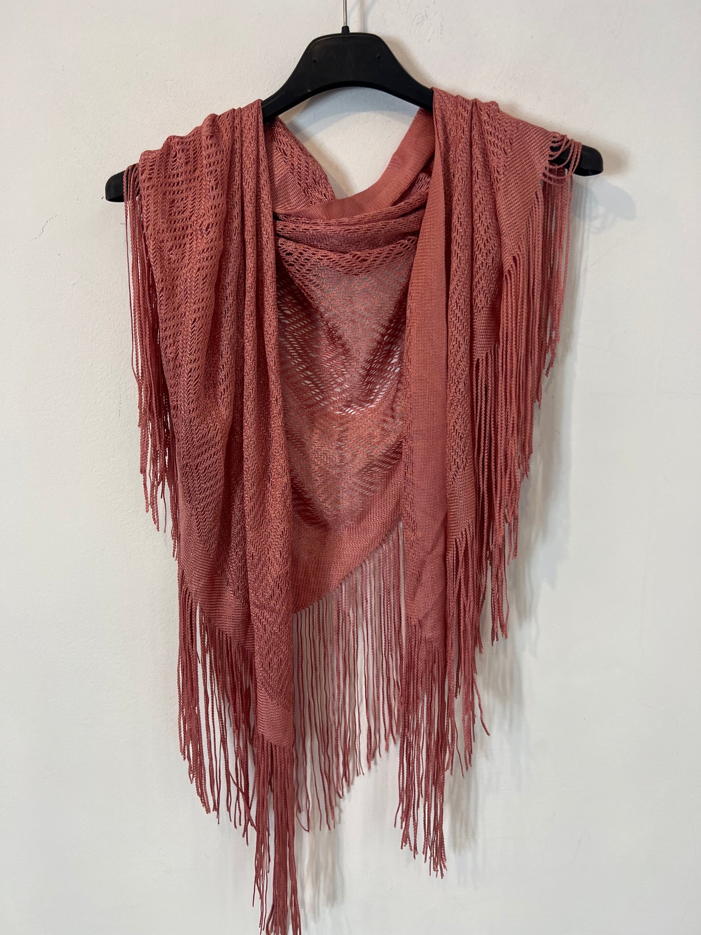 OTRAS. Pañuelo rosa flecos