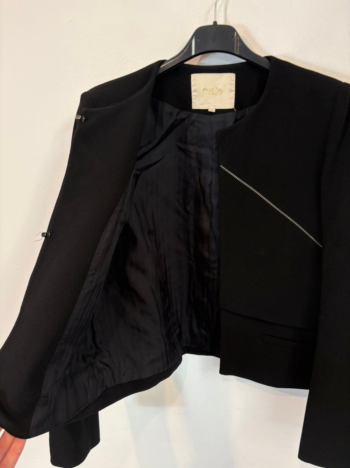 MAJE. Chaqueta negra detalle cremallera