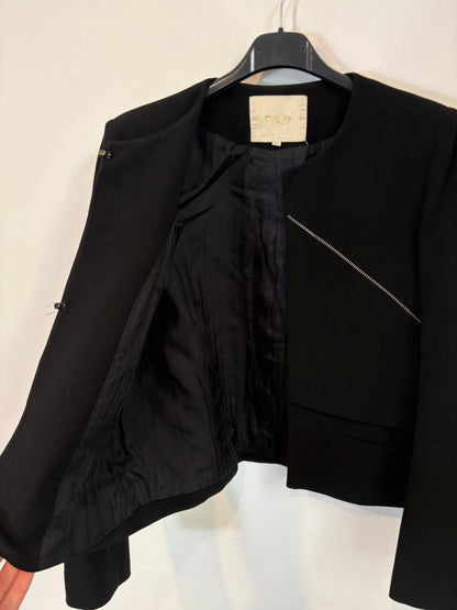 MAJE. Chaqueta negra detalle cremallera