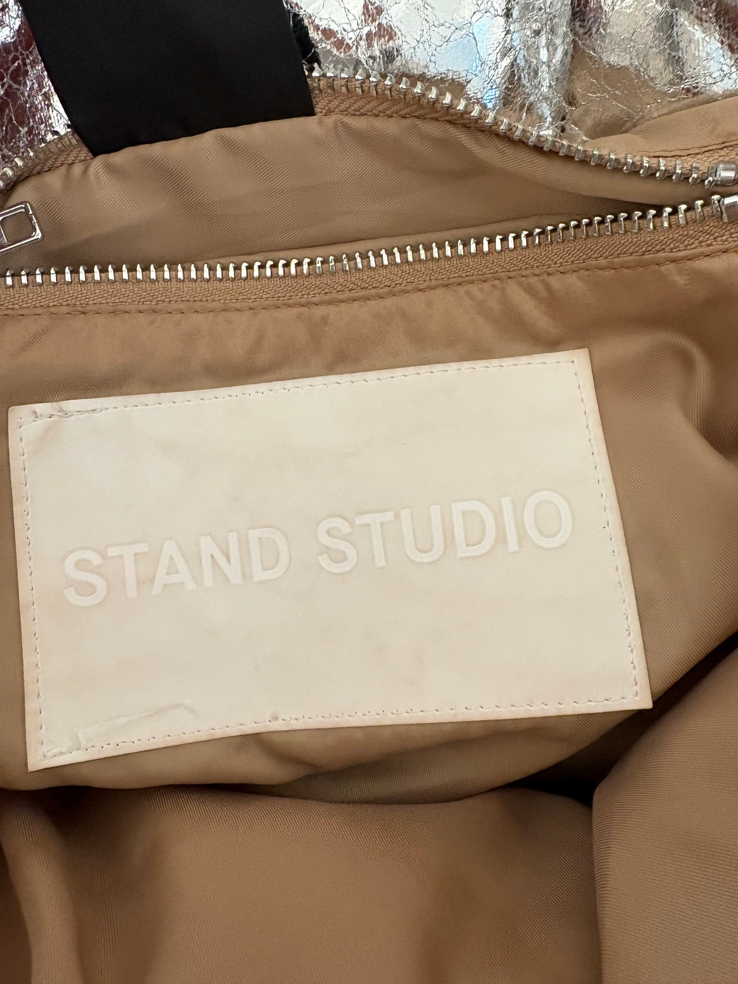 STAND STUDIO. Bolso plateado acolchado