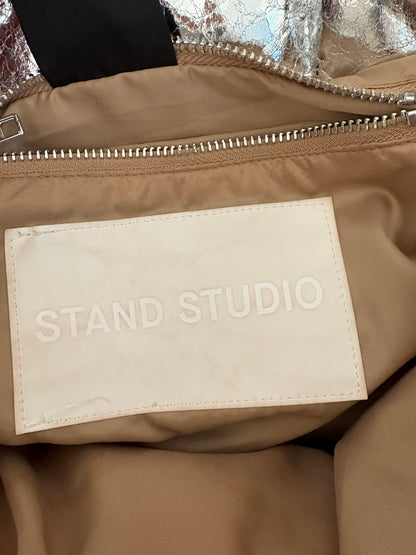 STAND STUDIO. Bolso plateado acolchado