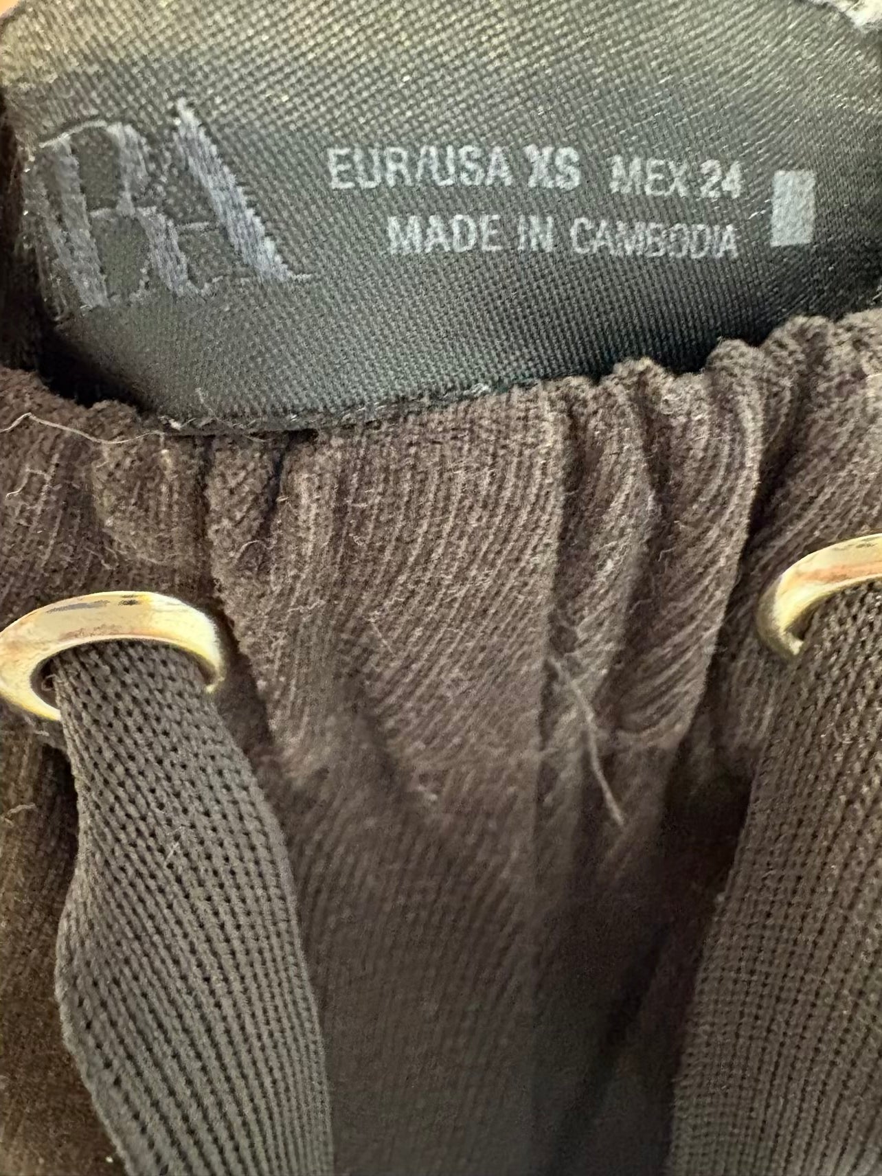 ZARA. Pantalón marrón oscuro textura
