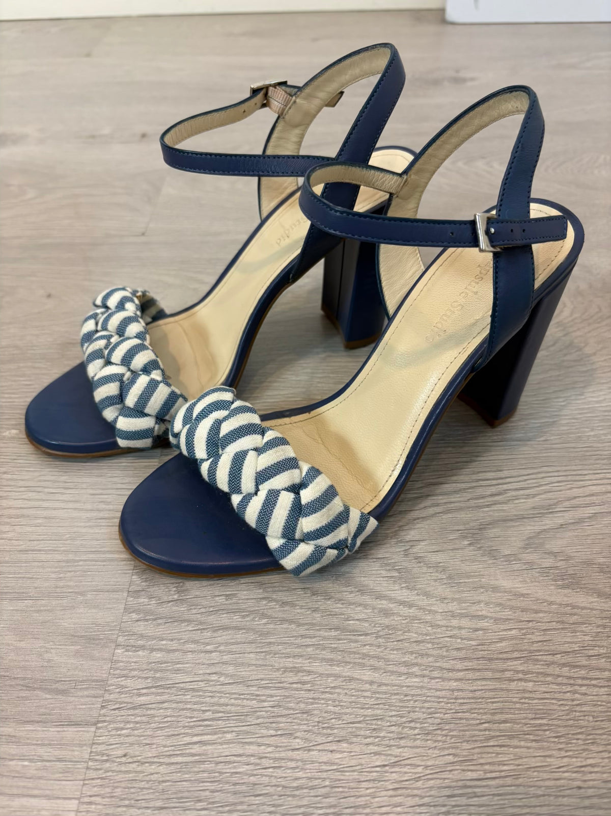 CAPSULE ESTUDIO. Sandalia azul trenzada T.39
