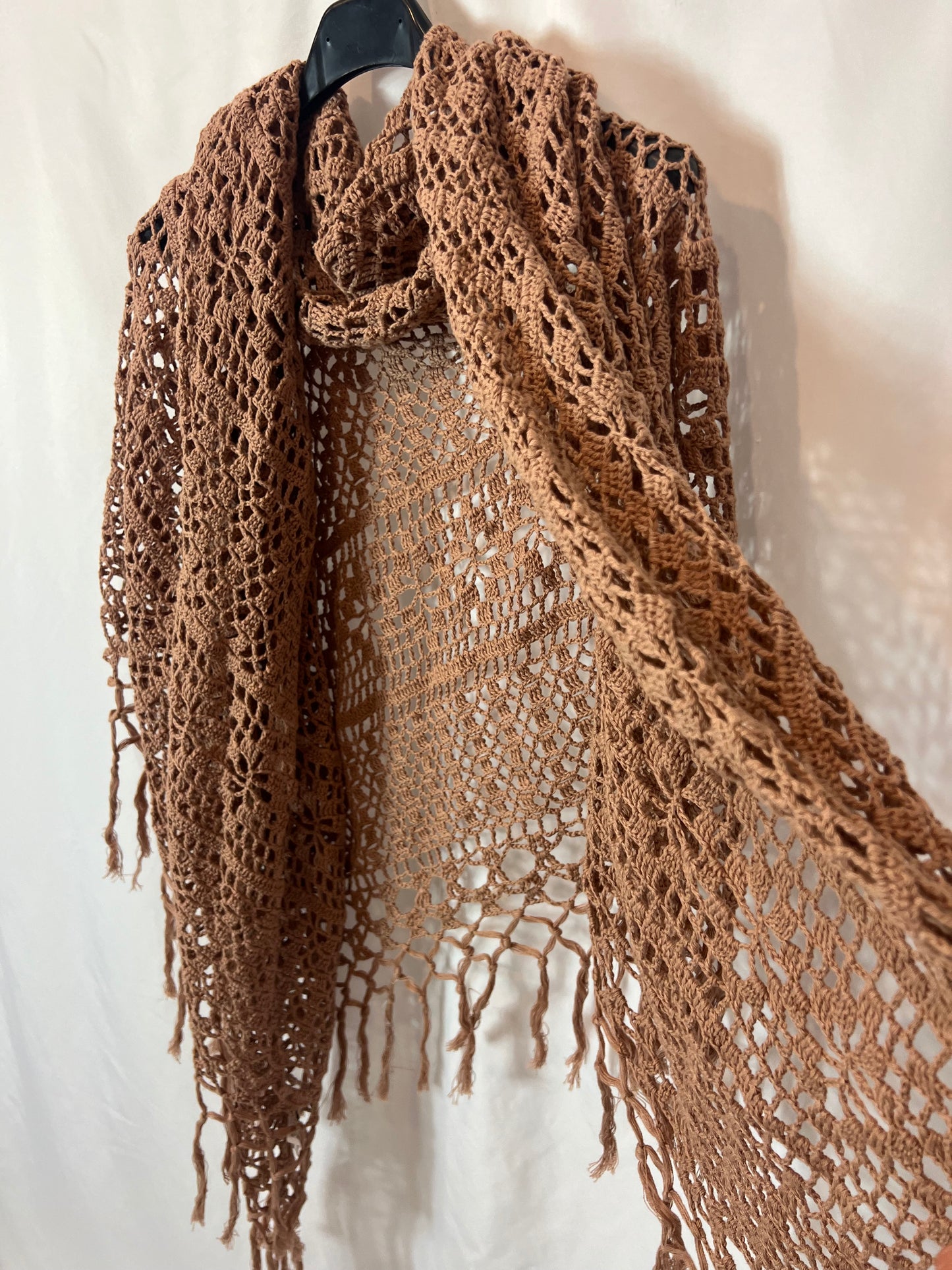MUCHE ET MUCHETTE. Crocheted beige shawl