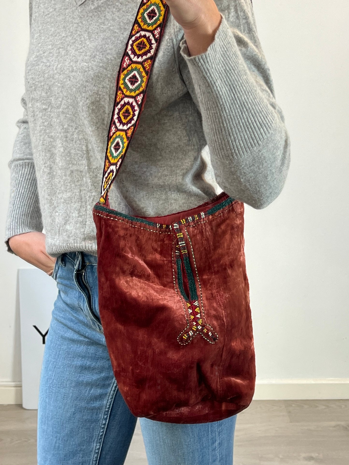 OTHERS. Embroidered velvet bag