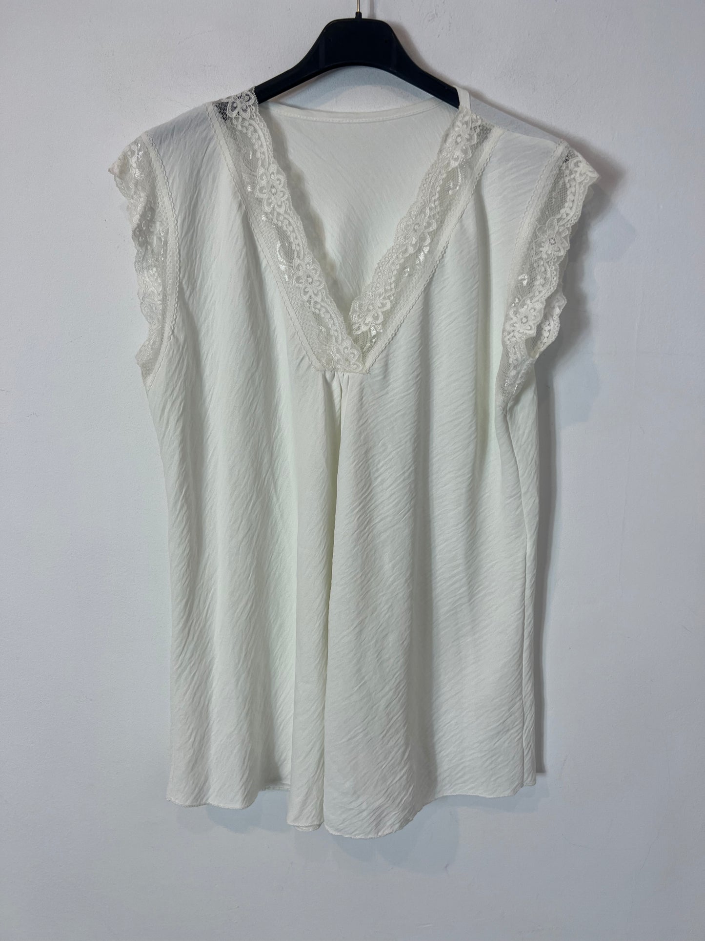 OTRAS. Top  color crudo encaje. T M