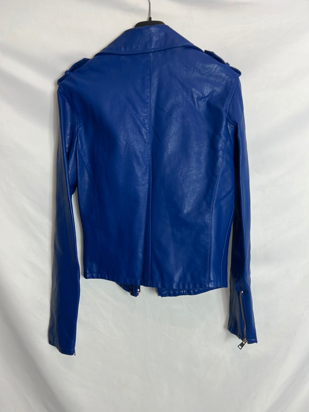 STRADIVARIUS. Chaqueta biker azul efecto piel. T S