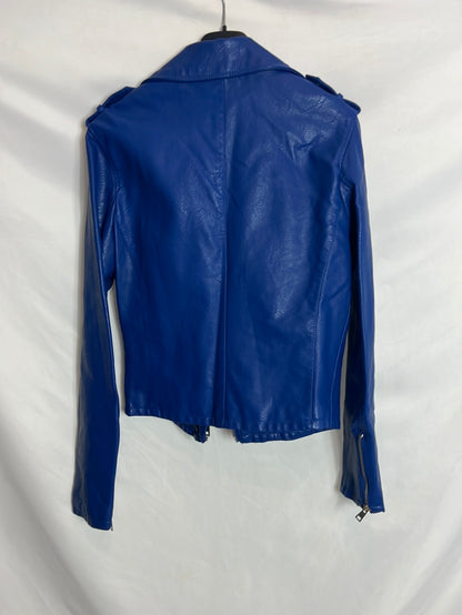 STRADIVARIUS. Chaqueta biker azul efecto piel. T S