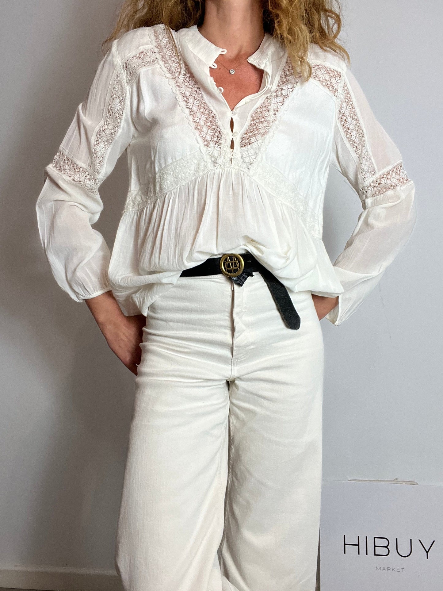 LOA. Blusa blanca detalle encaje. T S