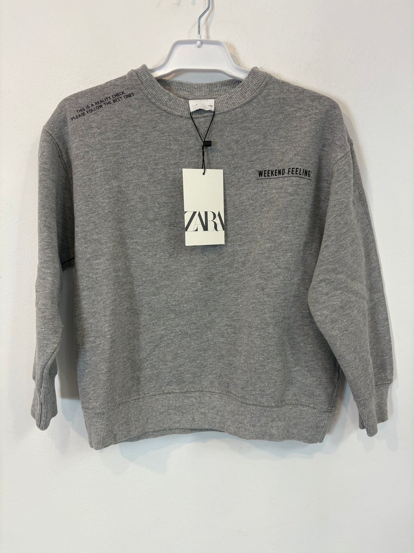 ZARA. Sudadera gris letras. T 7 años