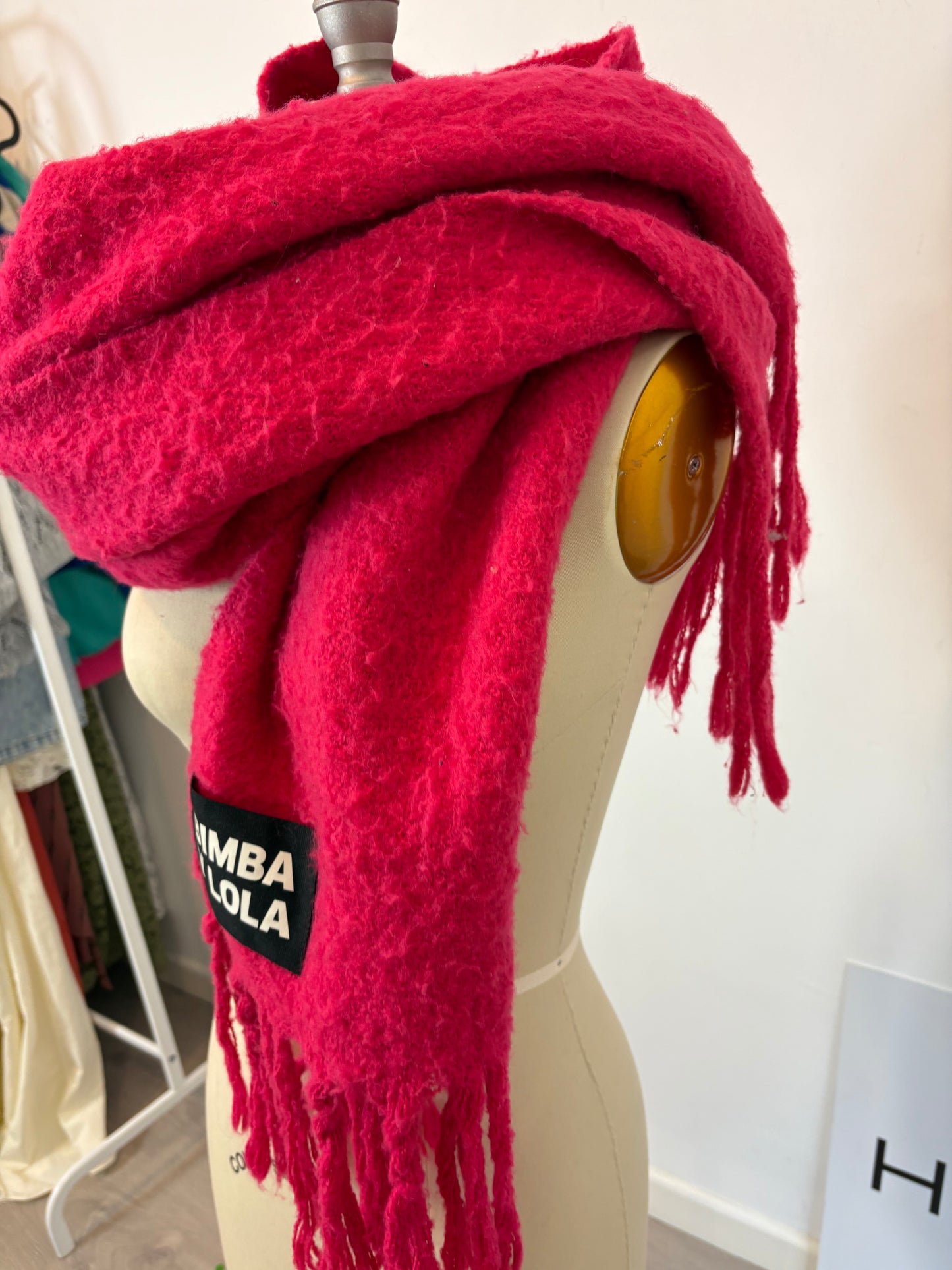 BIMBA Y LOLA. Bufanda fucsia gruesa