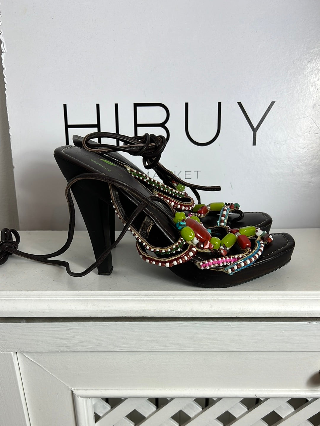 SANDALO ESSENCE. Sandalia marrón detalles pedrería colores. T 39