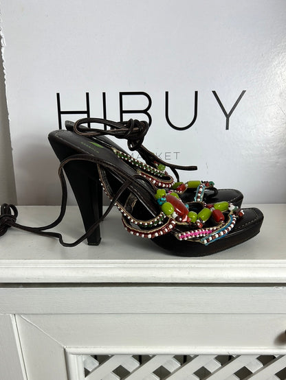 SANDALO ESSENCE. Sandalia marrón detalles pedrería colores. T 39