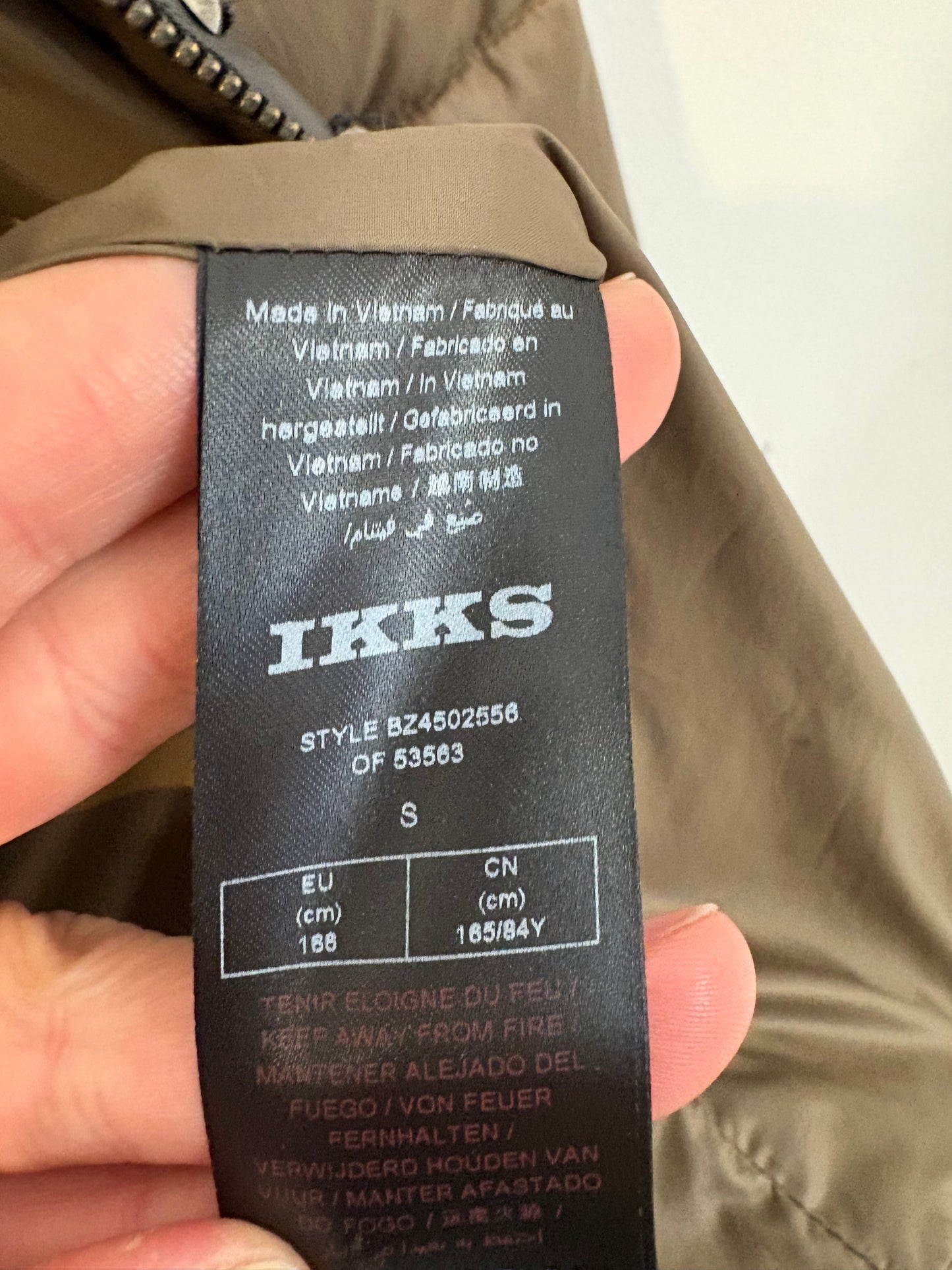 IKKS. Plumas verde detalle tachuelas