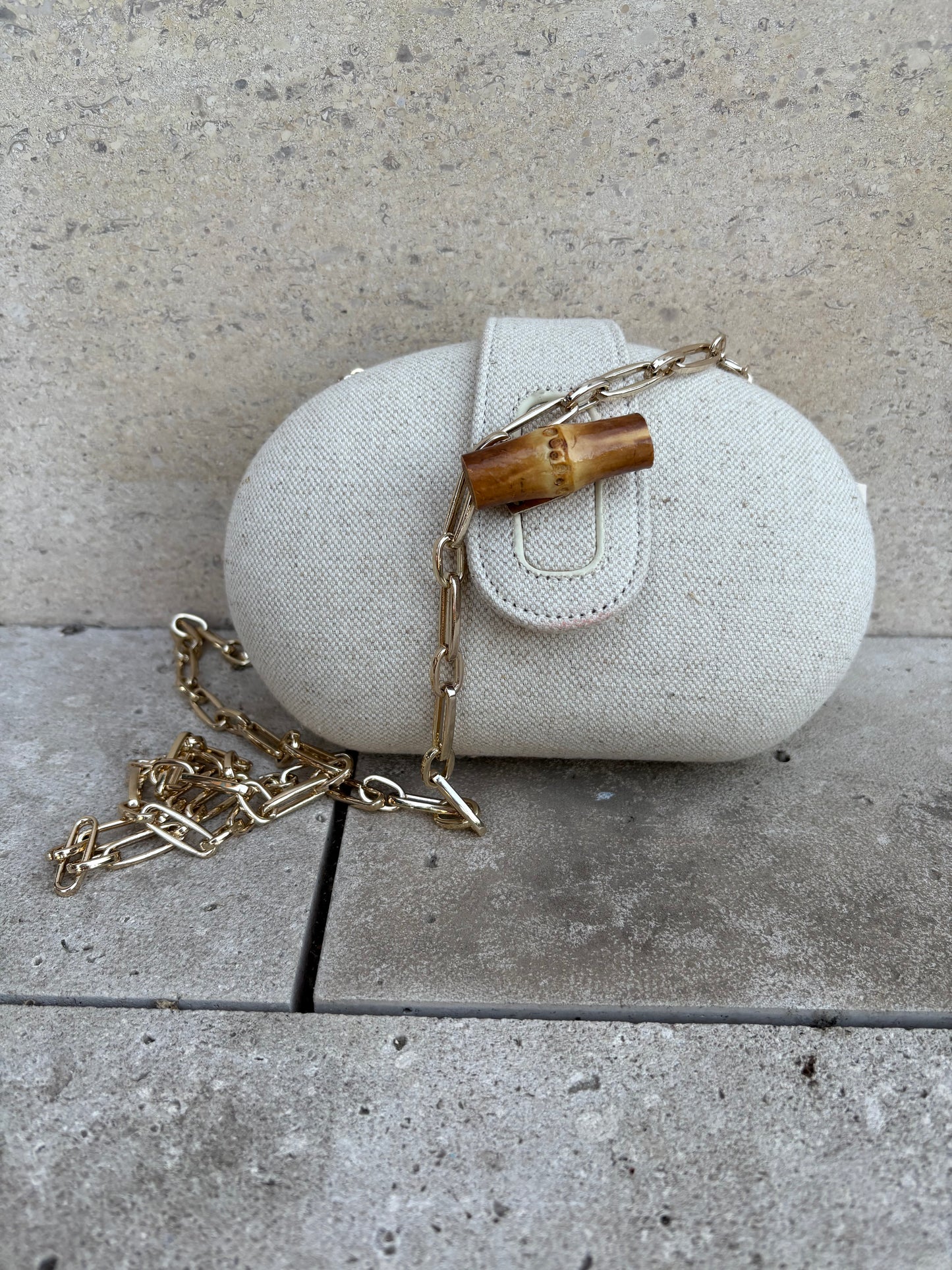 ZARA. Bolso beige cadena dorada