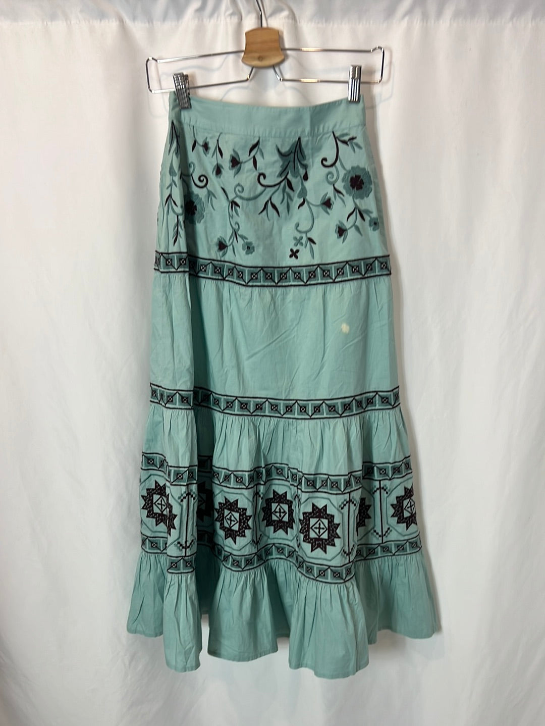 IQ. Falda midi azul claro bordada. T XS (tara)