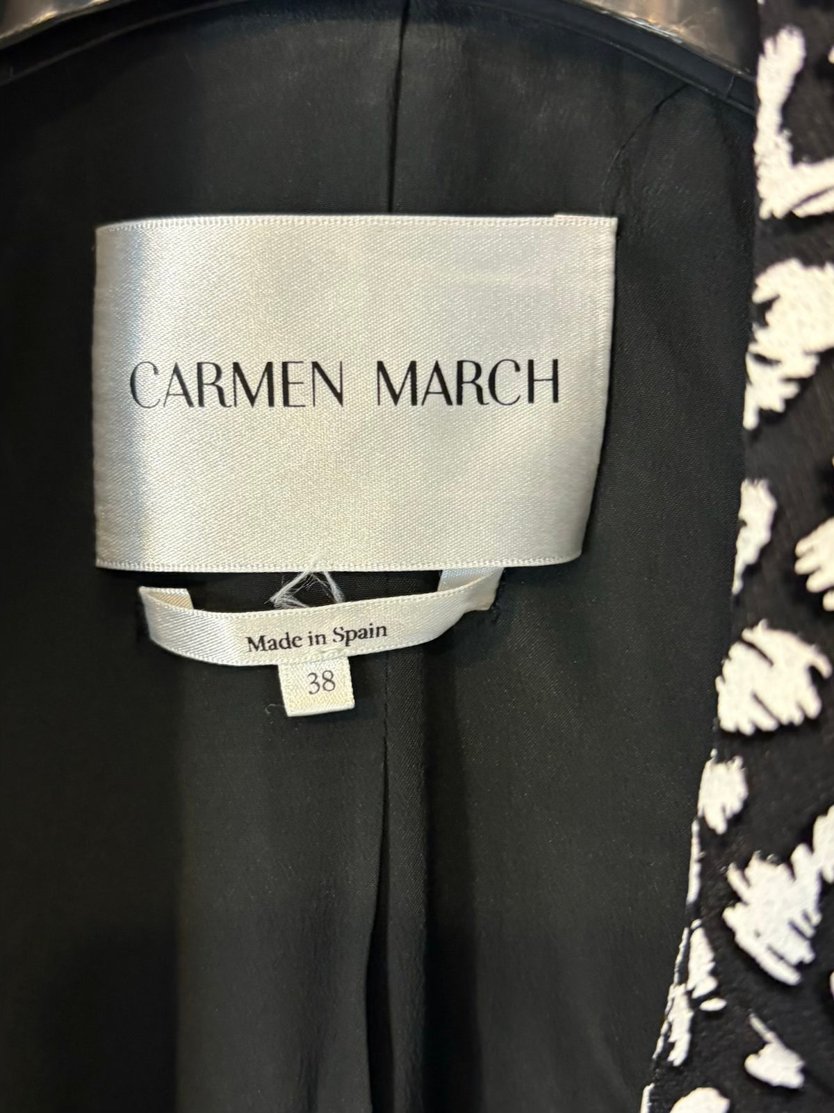 CARMEN MARCH. Chaqueta larga negra detalle botones