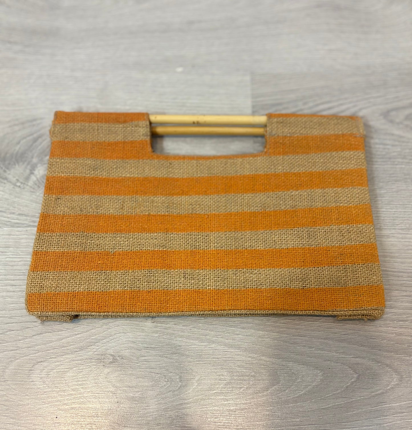 OTRAS. Bolso de mano rafia rayas