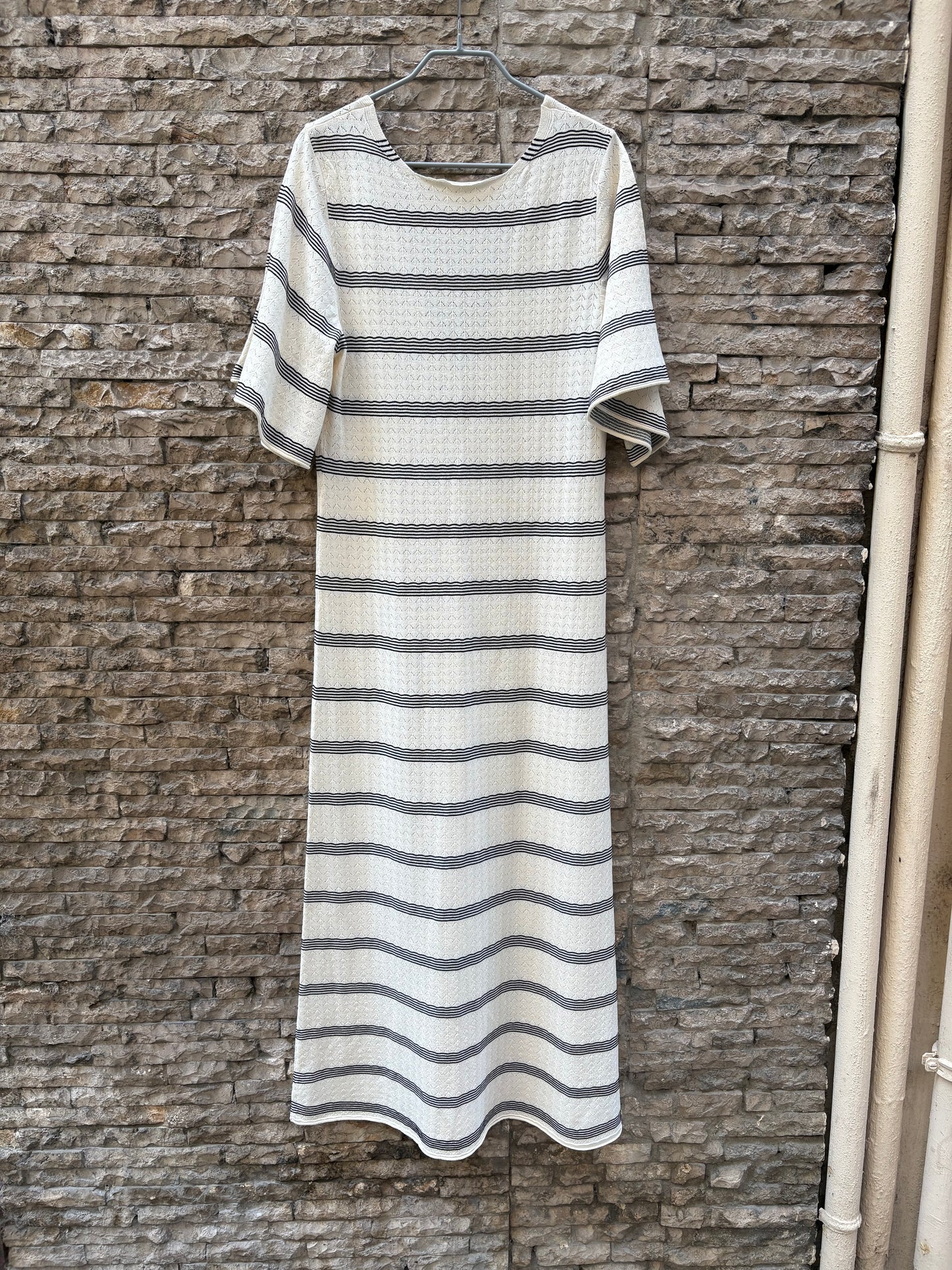 ZARA. Vestido largo beige escote espalda