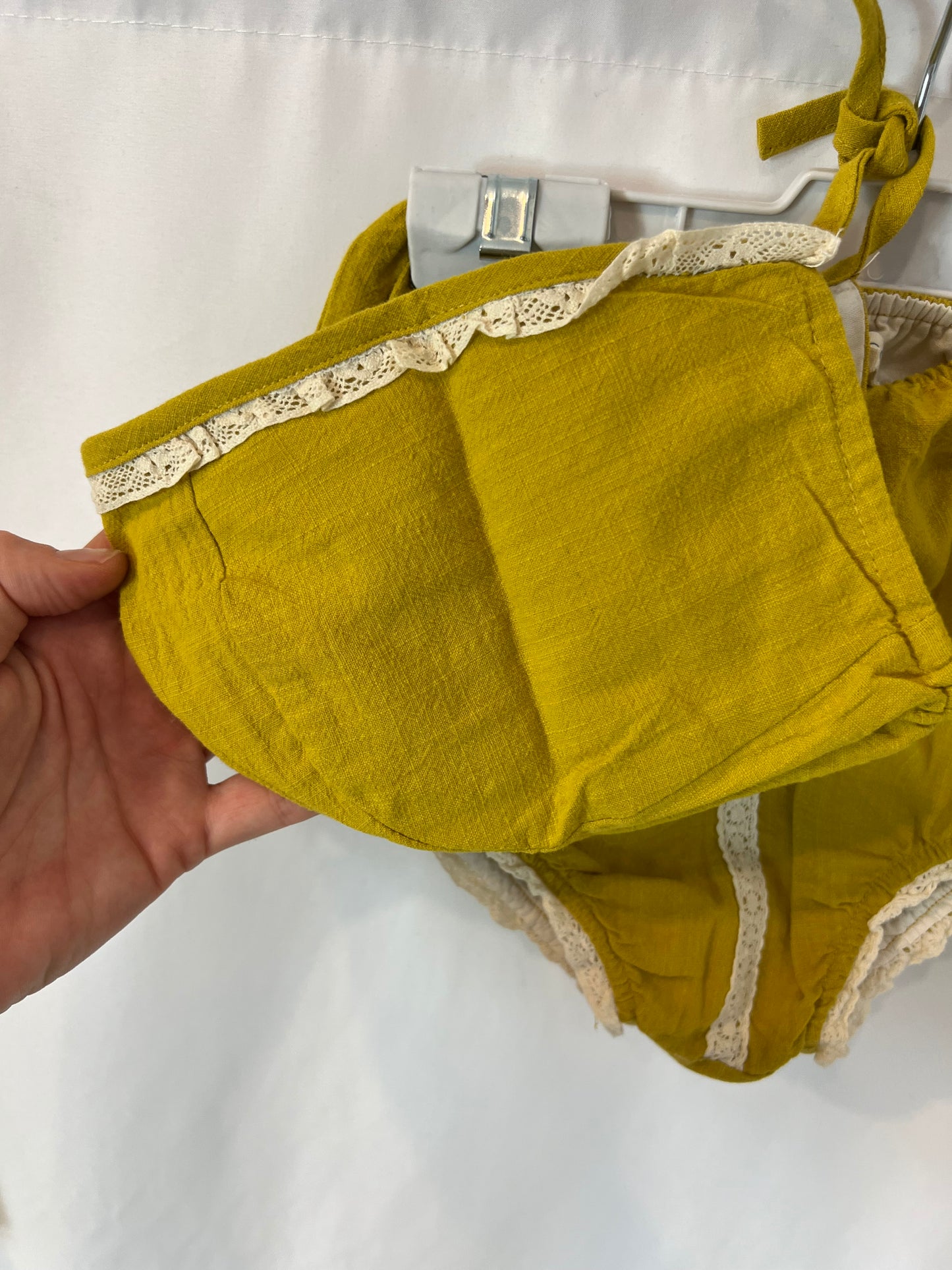 GOCCO. Conjunto vestido mostaza textura. T 18-24 meses