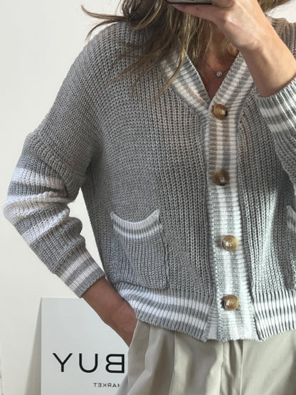 NOU. Cárdigan gris abotonado. T S/M