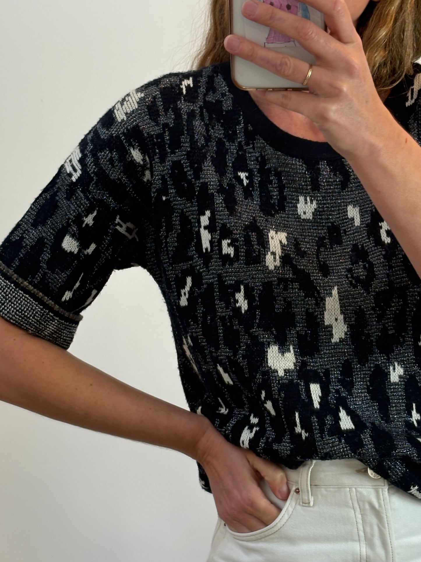 SANDRO. Top punto negro estampado lana