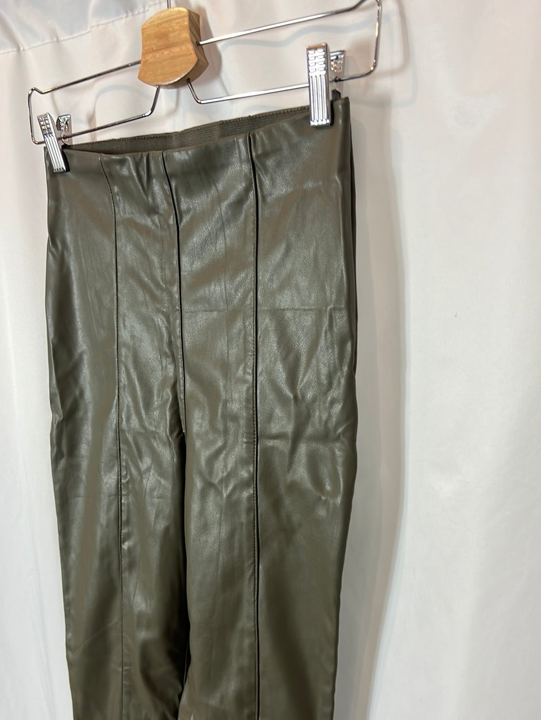 H&M. Pantalón verde polipiel  T.36