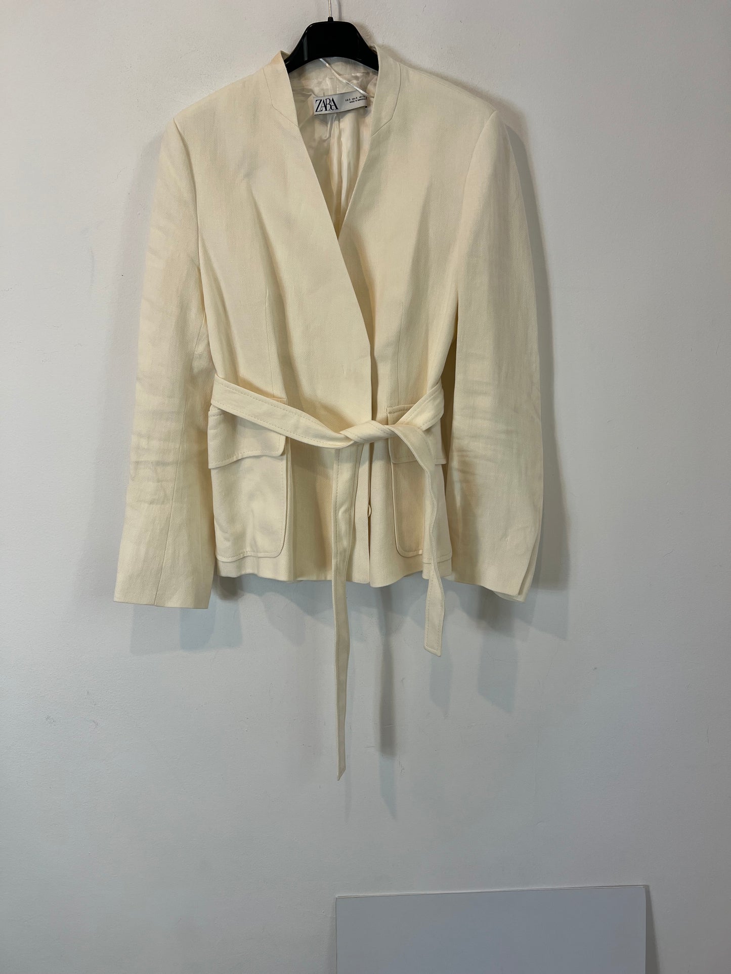 ZARA. Ecru blazer with belt. TS