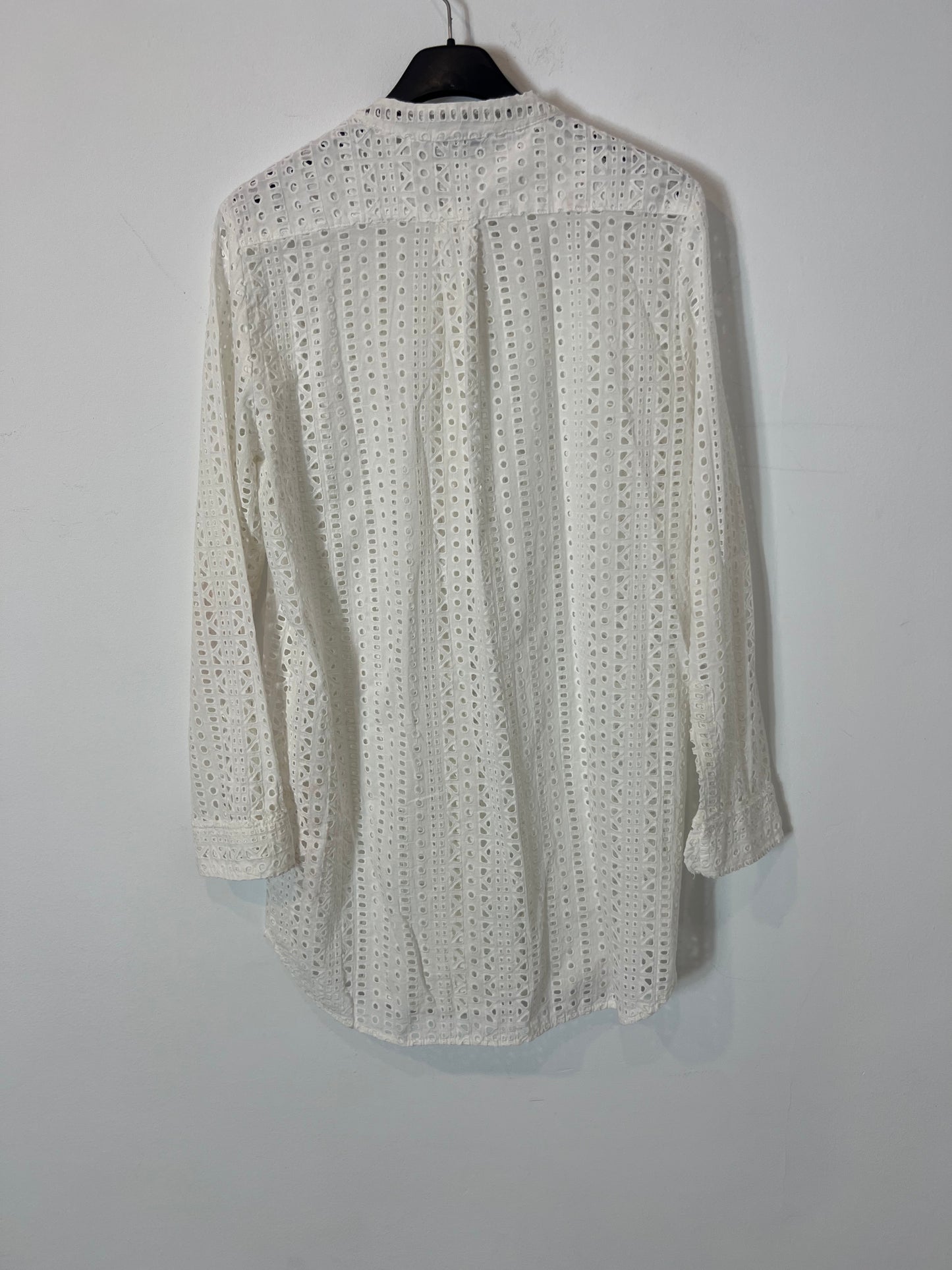 ZARA. Sobre camisa blanca troquelada T.xs