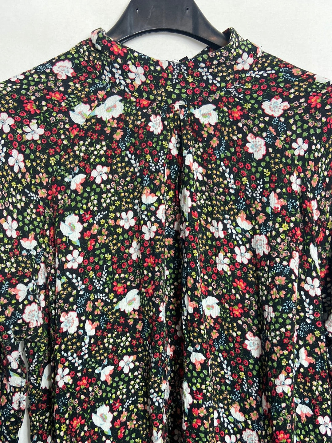 STRADIVARIUS. Top flores corto fluido. T L