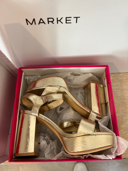OTHERS. Gold sandals, heel size 37