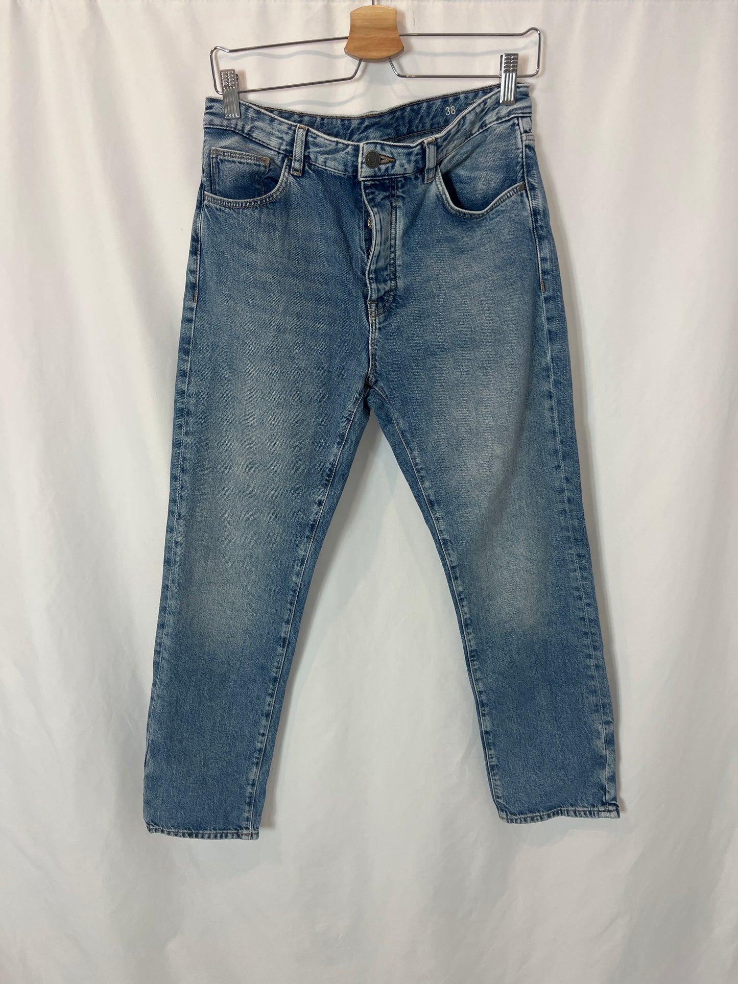 MASSIMO DUTTI. Straight buttoned denim. T 38