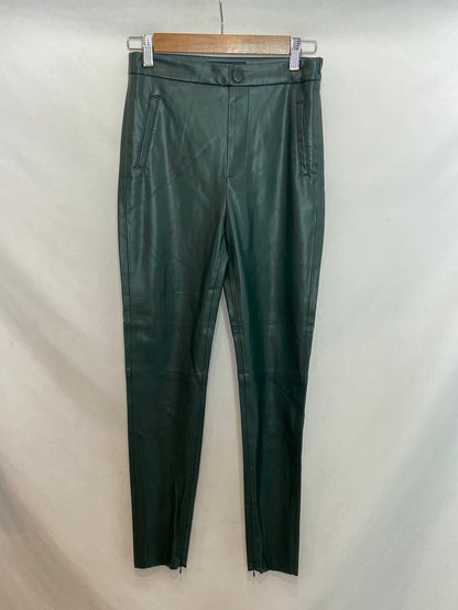 ZARA. Pantalones polipiel verdes T. S