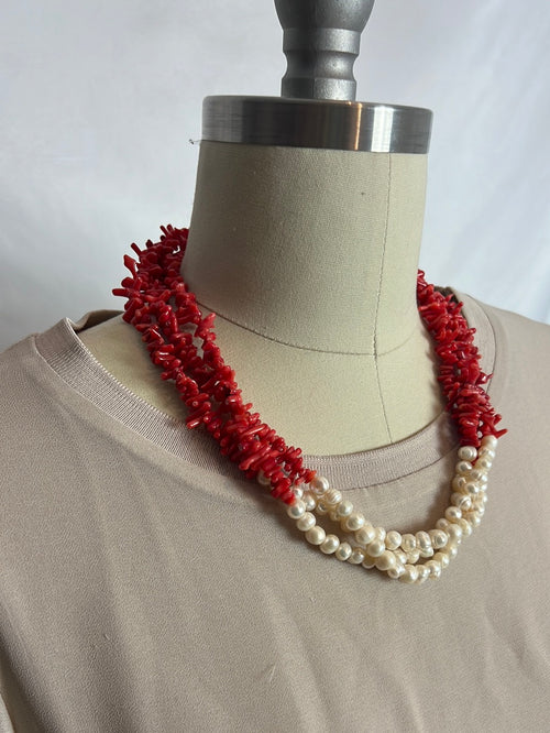 OTRAS. Collar perlas y coral