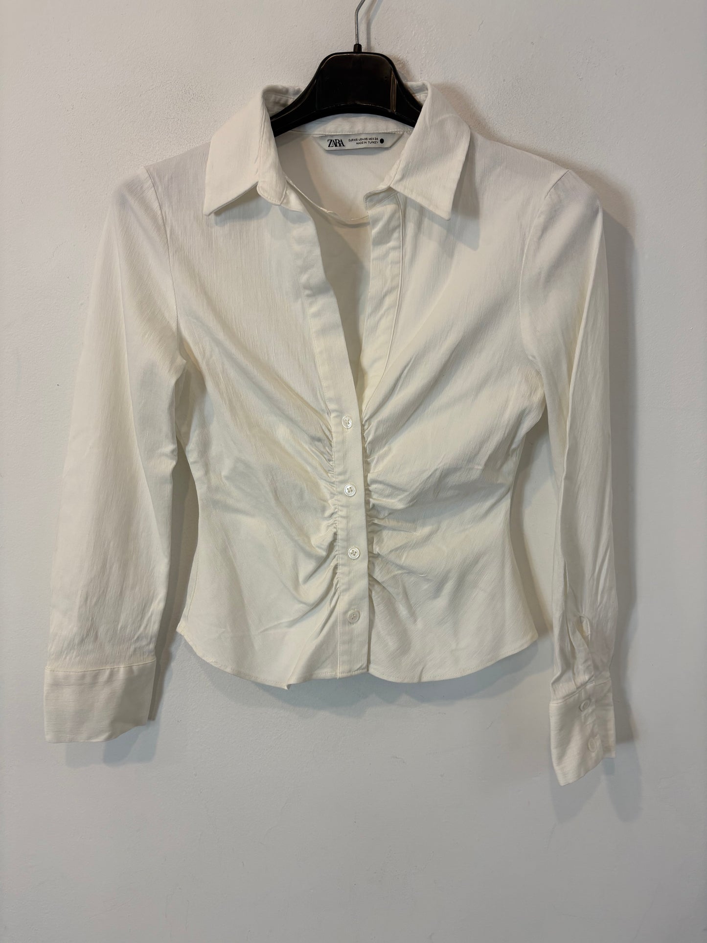 ZARA. Top elástico abotonado