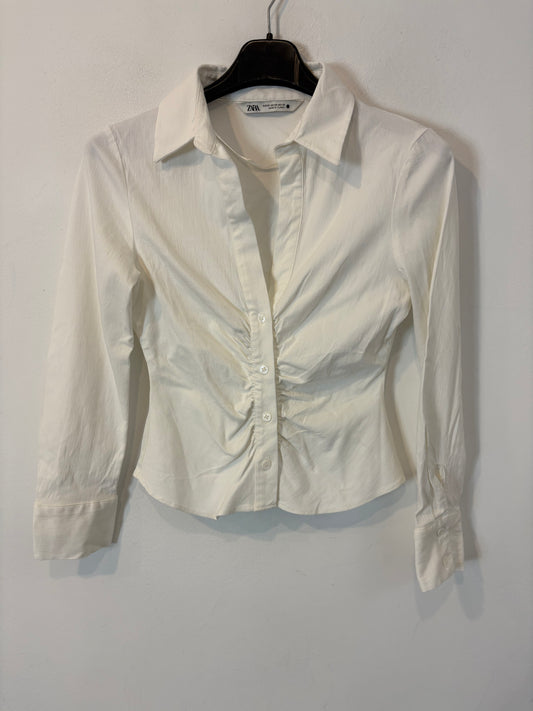 ZARA. Top elástico abotonado