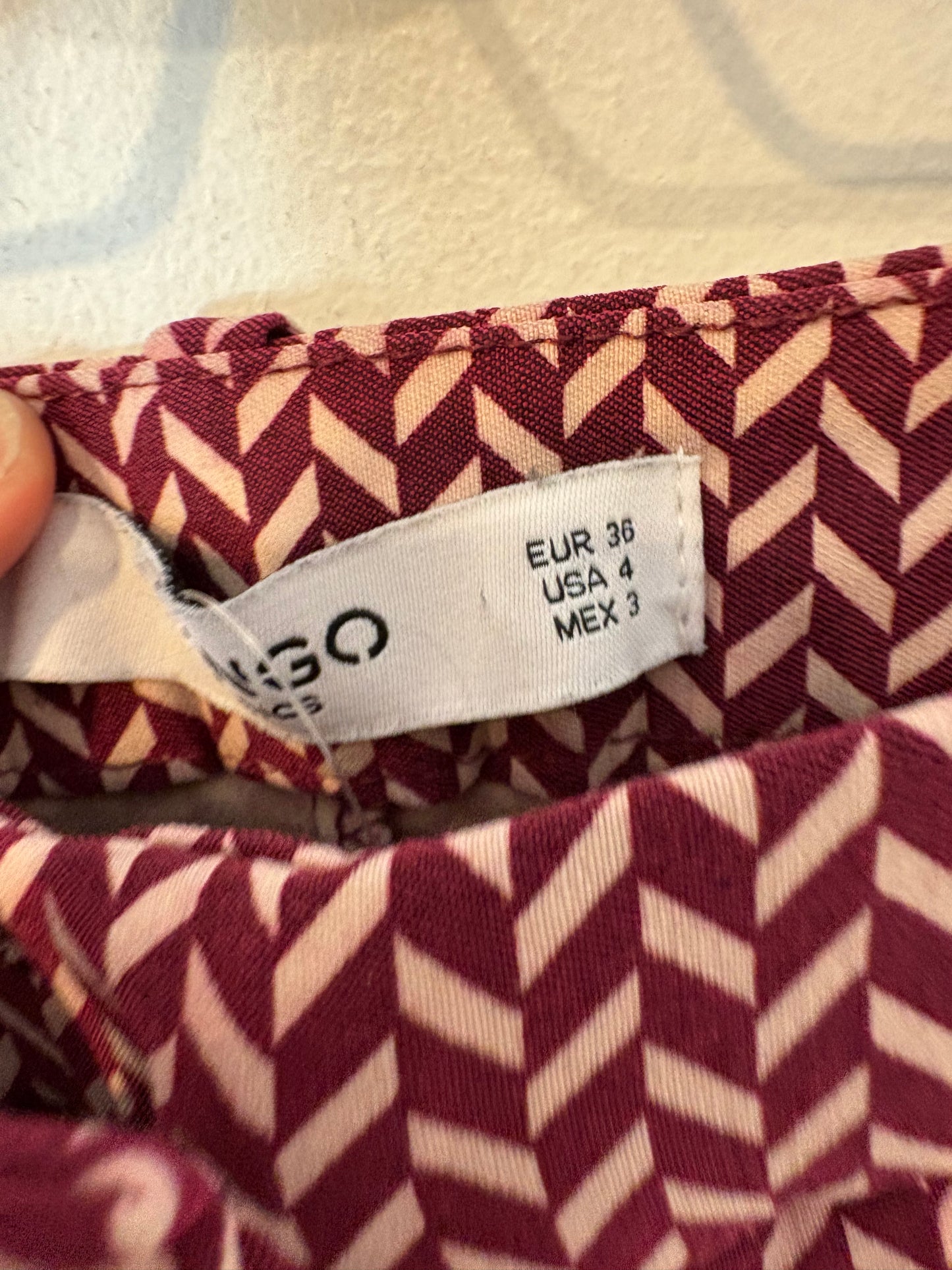 MANGO. Pantalón elastico burdeos estampado. T 36