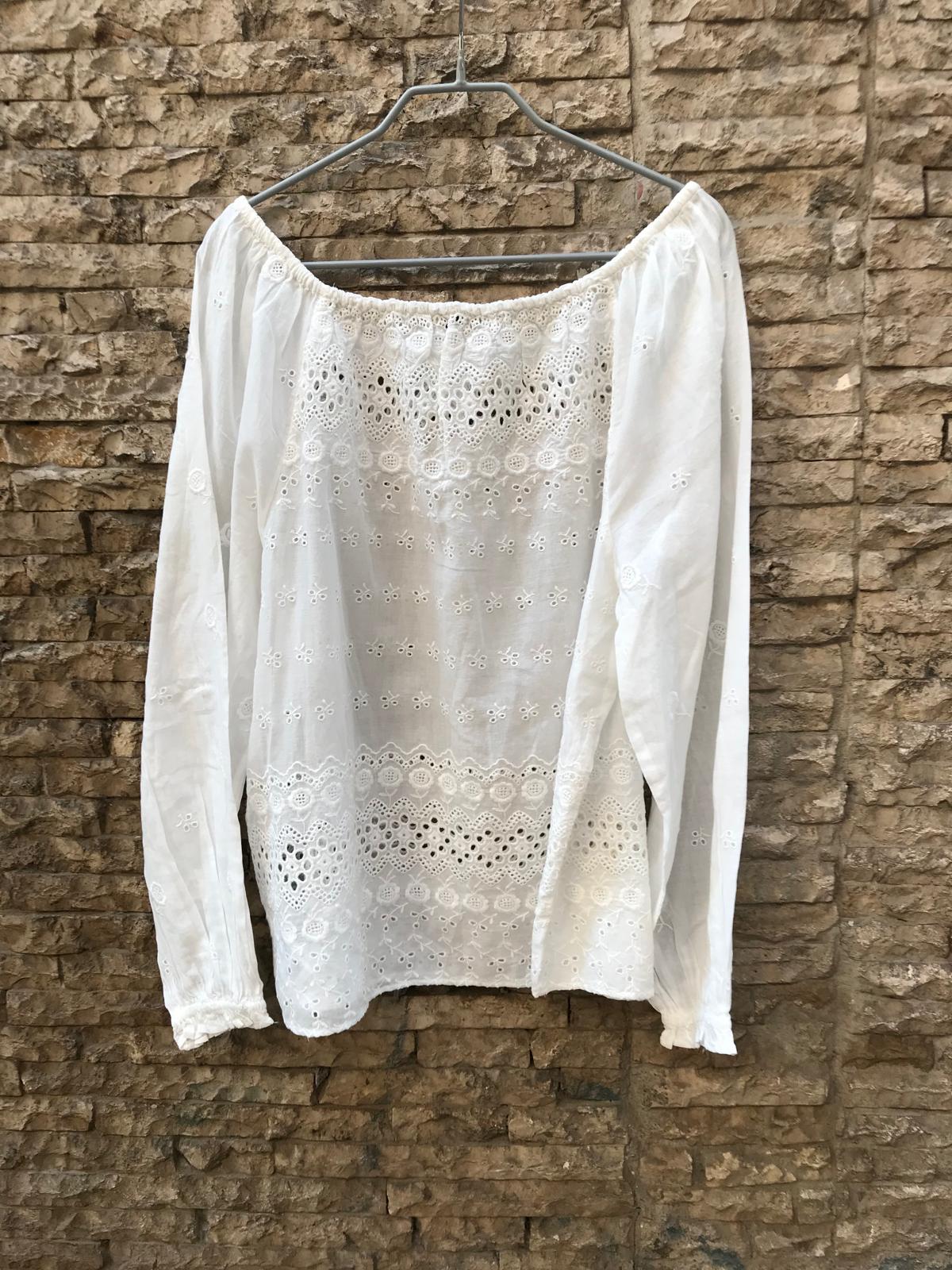 INTROPIA. Blusa blanca detalles bordados
