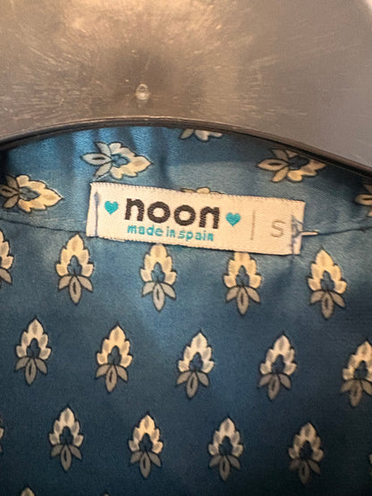 NOON. Blusa  satinada azul estampada
