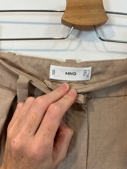 MANGO. Pantalón pinzas beige T.36