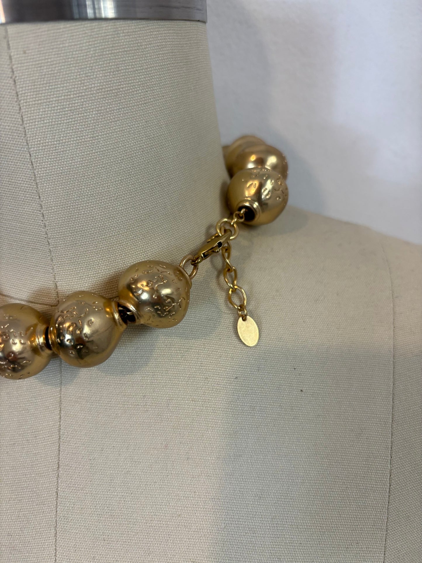 ZARA. Collar bolas doradas